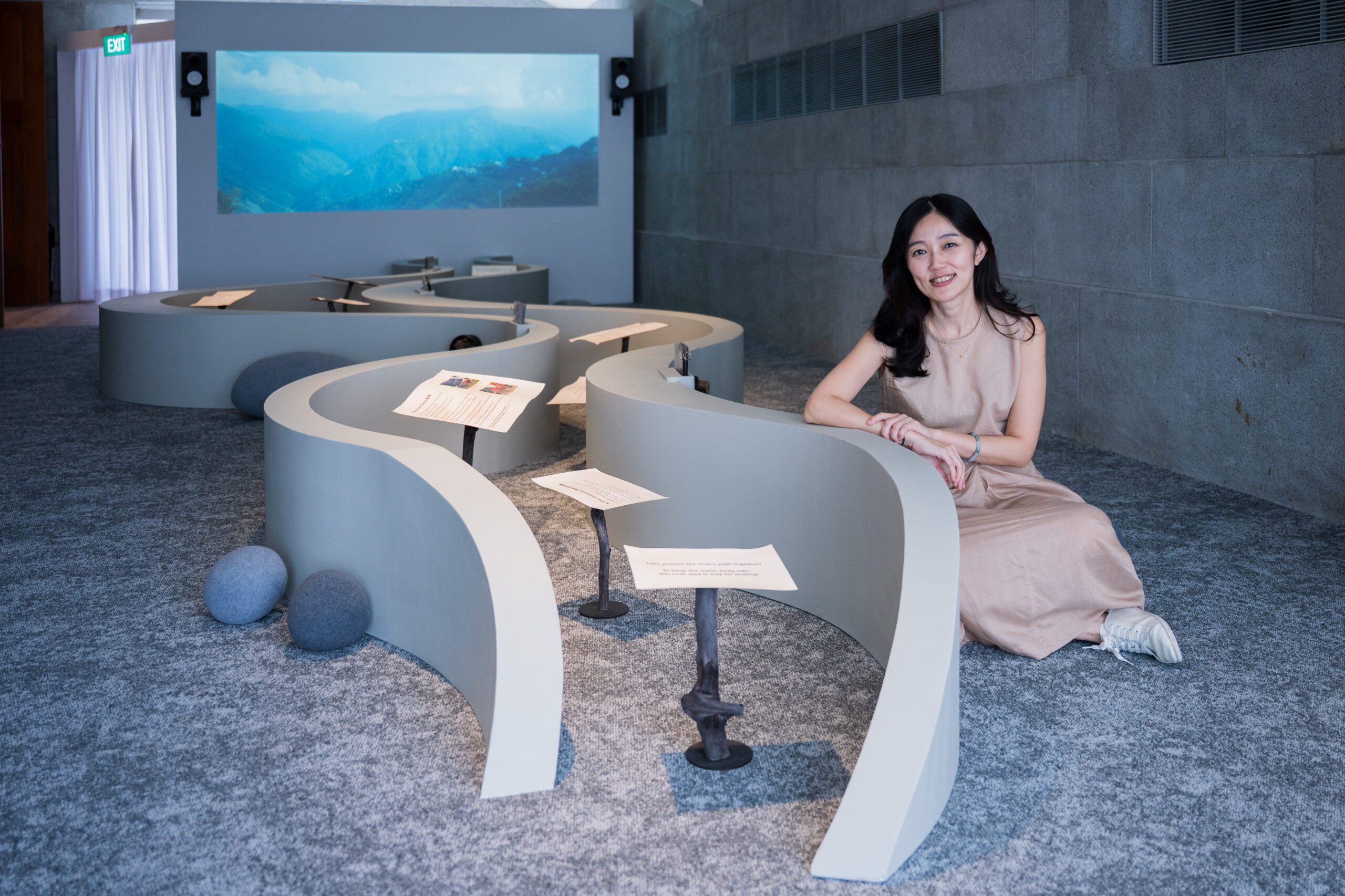 4.藝術家許雁婷與作品〈河走過的地方〉圖片提供／桃園市立美術館｜新加坡國家美術館 0 scaled