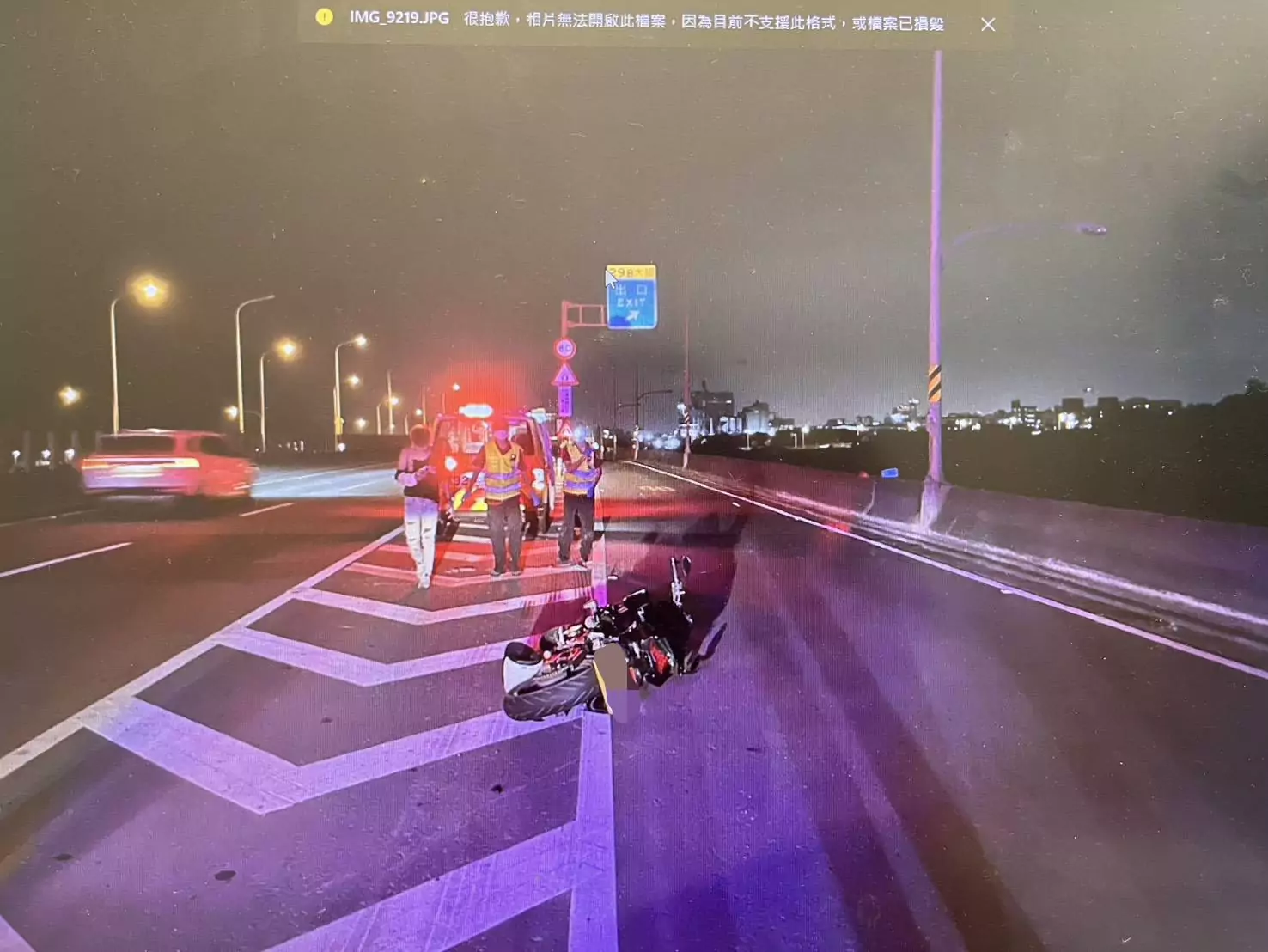 【有片】台61小客車、重機擦撞火花四射!騎士命大輕微擦挫傷 【有片】台61小客車、重機擦撞火花四射!騎士命大輕微擦挫傷