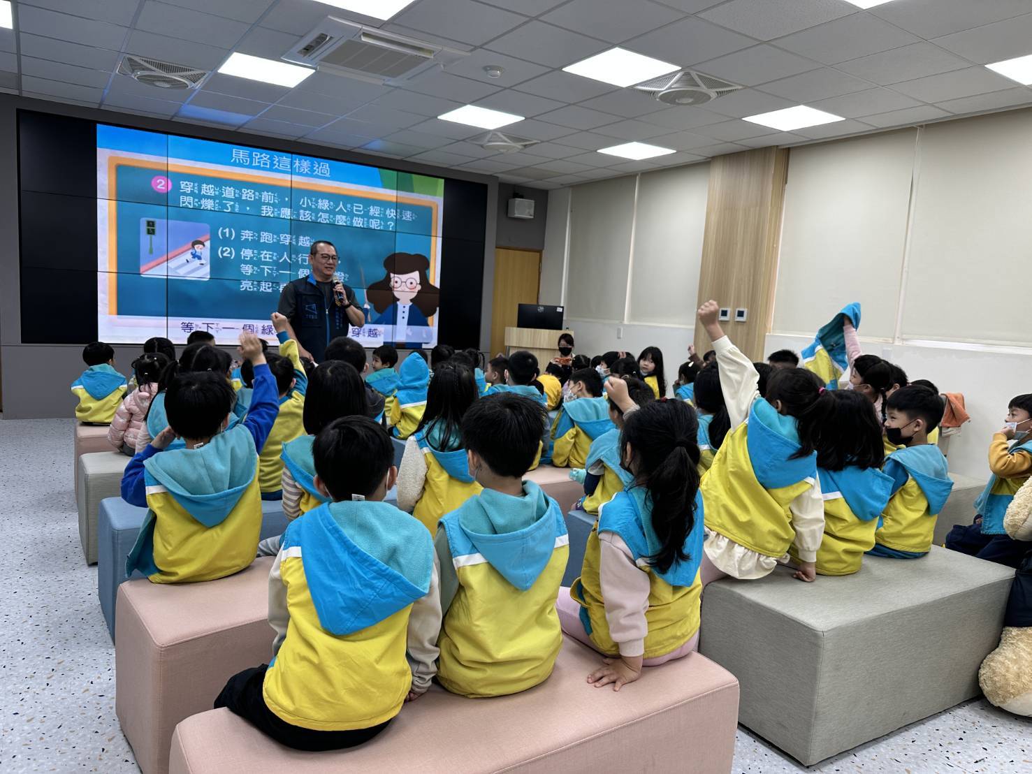 最酷兒童節禮物!大園警邀幼童體驗「VR虛擬路口」 學習交通安全 最酷兒童節禮物!大園警邀幼童體驗「VR虛擬路口」 學習交通安全