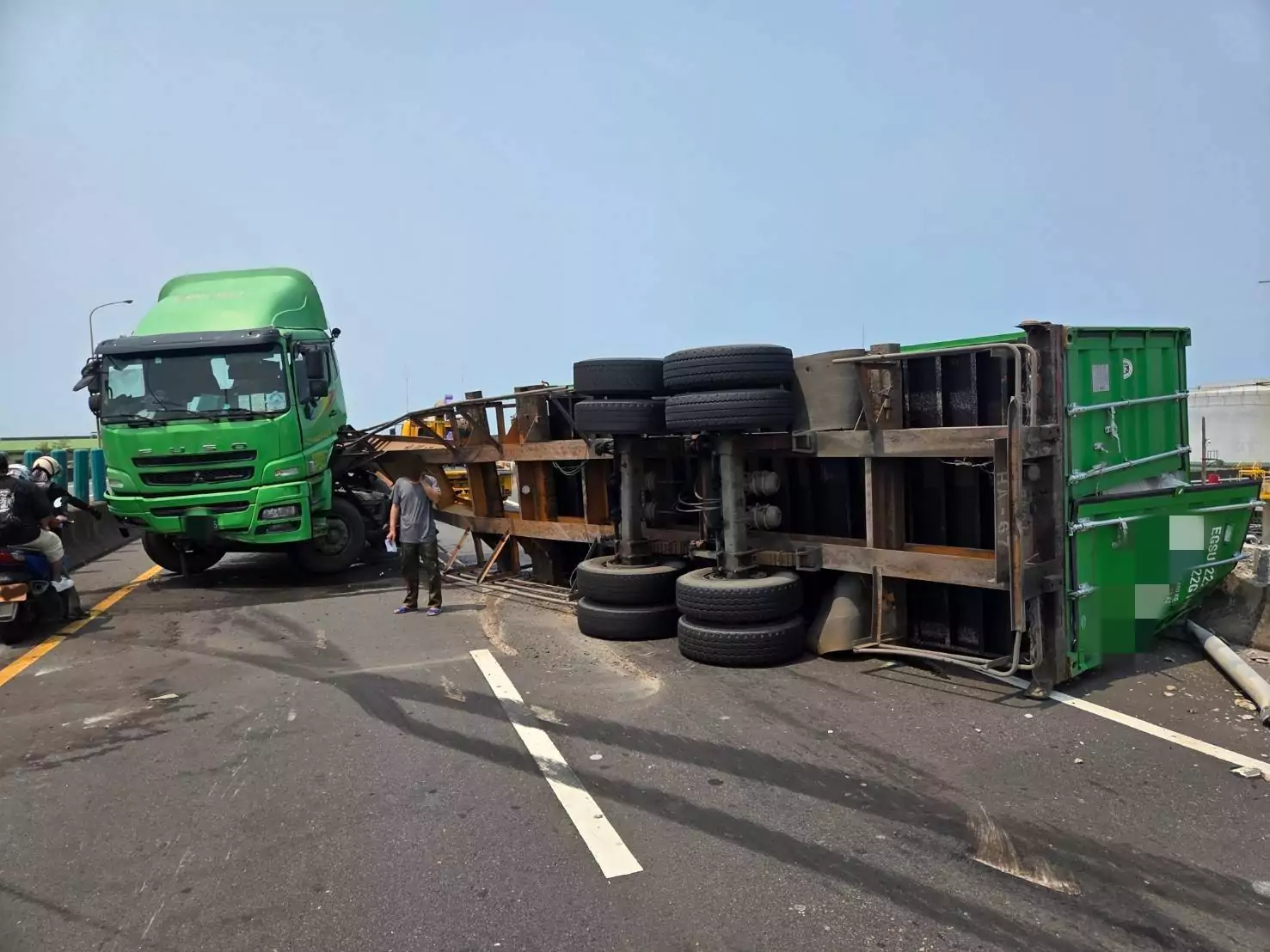 注意!台61大園段貨櫃車翻覆 南下車道暫無法通行 447605 0