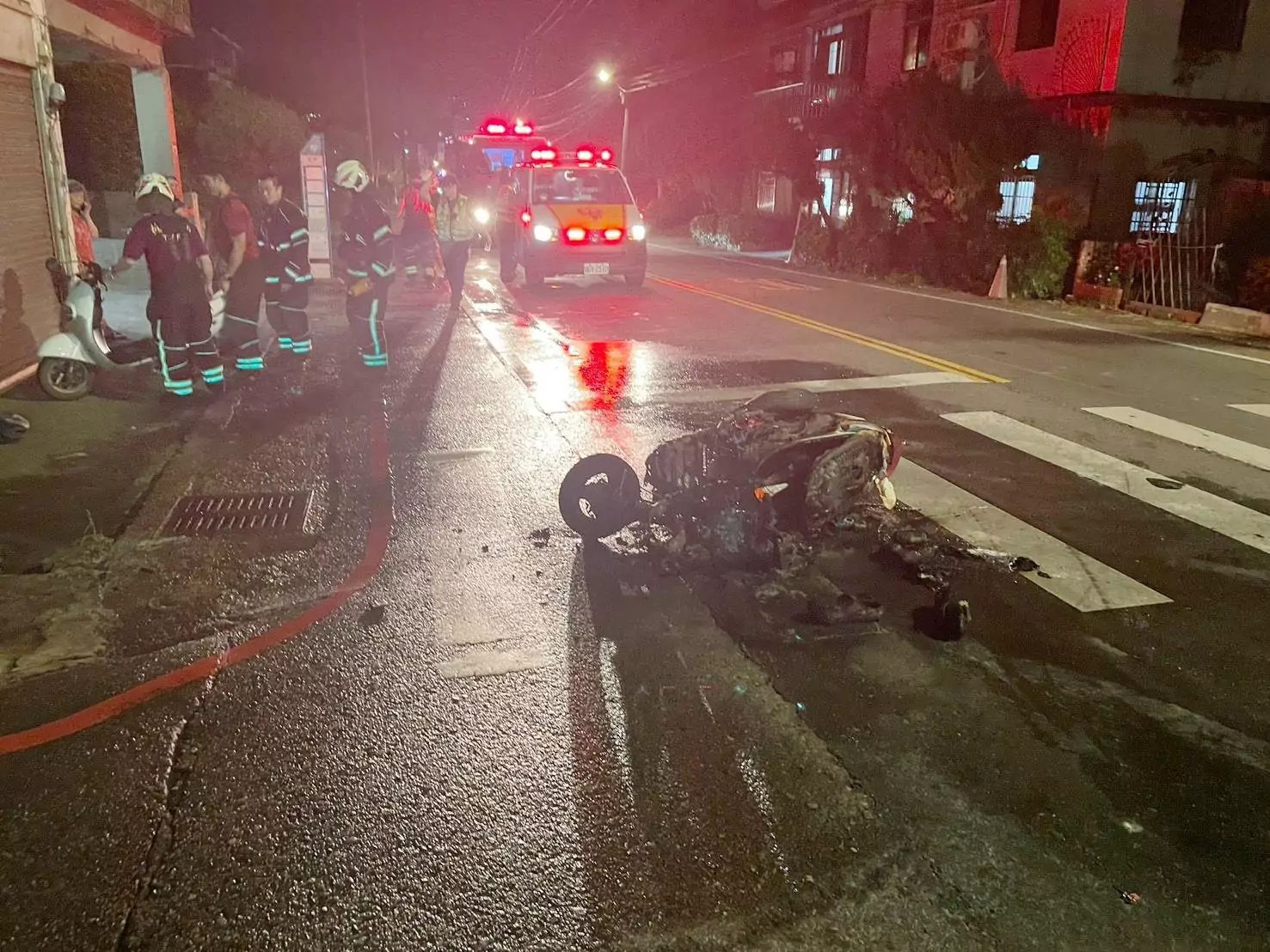 【有片】桃園觀音驚傳火燒車!機車與微電車碰撞倒地燒成廢鐵 【有片】桃園觀音驚傳火燒車!機車與微電車碰撞倒地燒成廢鐵