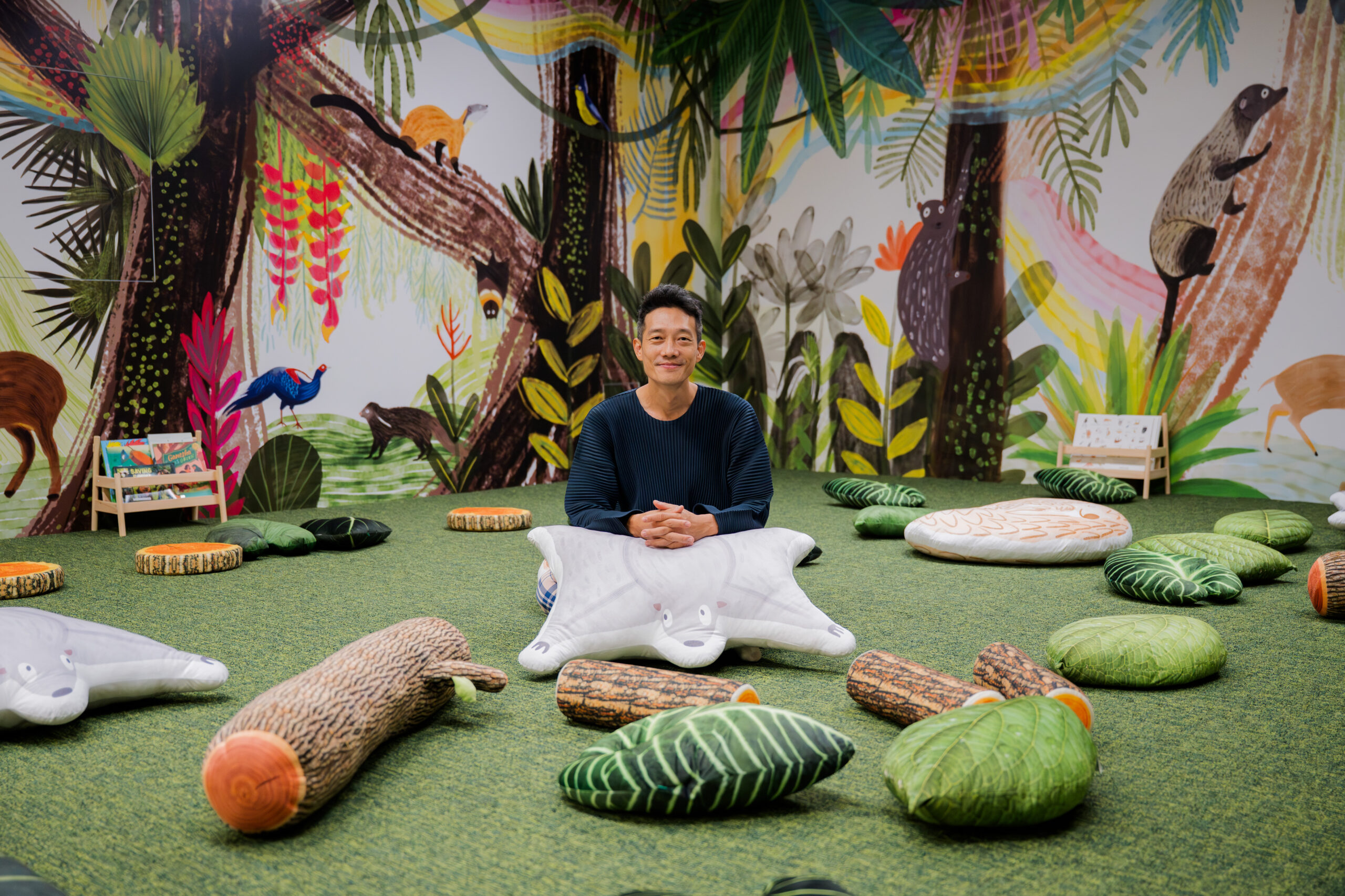 5.藝術家蘇鈺雄與作品〈平靜的森林〉圖片提供／桃園市立美術館｜新加坡國家美術館 0 scaled