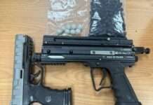 八德男暗夜持「2把空氣槍」趴趴走 加油站前遭員警逮正著 八德男暗夜持「2把空氣槍」趴趴走 加油站前遭員警逮正著