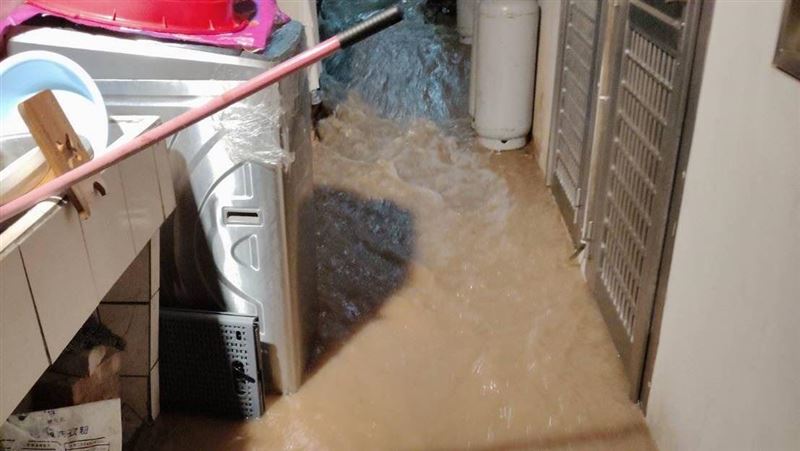 北台連夜大豪雨!苗栗民宅淹成「游泳池」民眾苦中作樂 北台連夜大豪雨!苗栗民宅淹成「游泳池」民眾苦中作樂