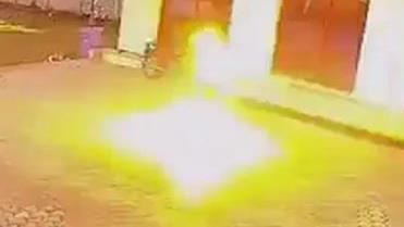 度假村員工持鐵桿趕猴 誤觸高壓電「瞬間炸成火球」身亡 度假村員工持鐵桿趕猴 誤觸高壓電「瞬間炸成火球」身亡