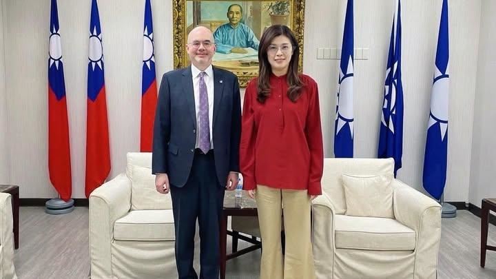 藍白傳砍特別預算至8000億?鄭麗文:對軍購的態度是正向的 藍白傳砍特別預算至8000億?鄭麗文:對軍購的態度是正向的