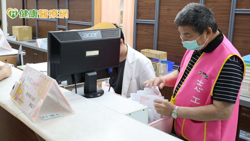 從喪女之痛到助人之路 退休父在急診室以志工重生 從喪女之痛到助人之路 退休父在急診室以志工重生