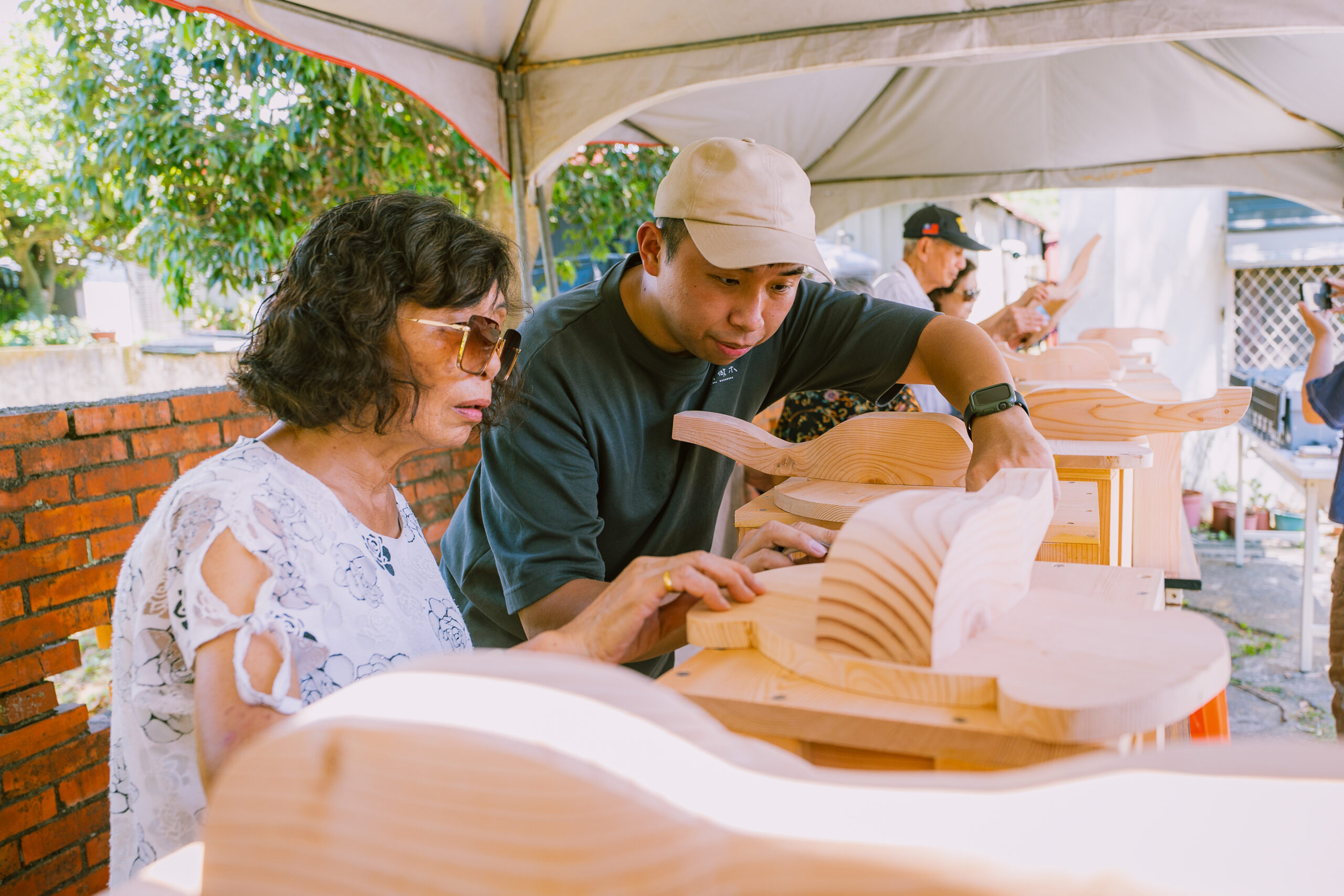 5、114年「藝術進入社區計畫」龍潭區佳安社區，藝術家與居民共同製作木製小象座椅。 0 scaled