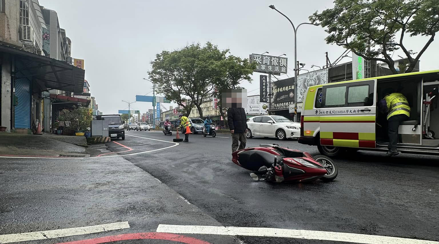 楊梅吊車油管破裂沒發現?5機車騎過油漬接連慘摔 657333712 3639385559549151 2085534774233811258 n