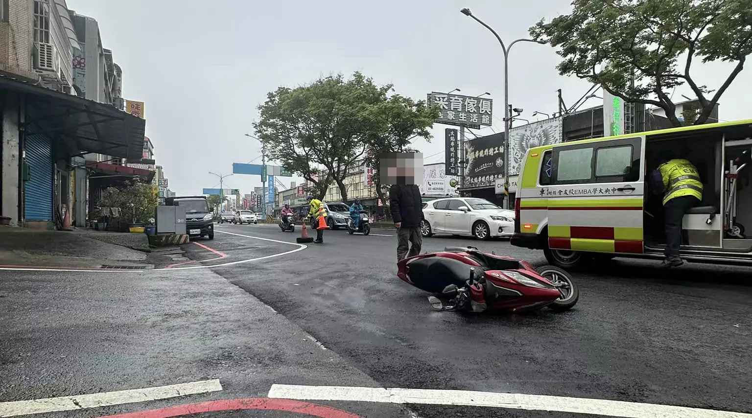 楊梅吊車油管破裂沒發現?5機車騎過油漬接連慘摔 楊梅吊車油管破裂沒發現?5機車騎過油漬接連慘摔