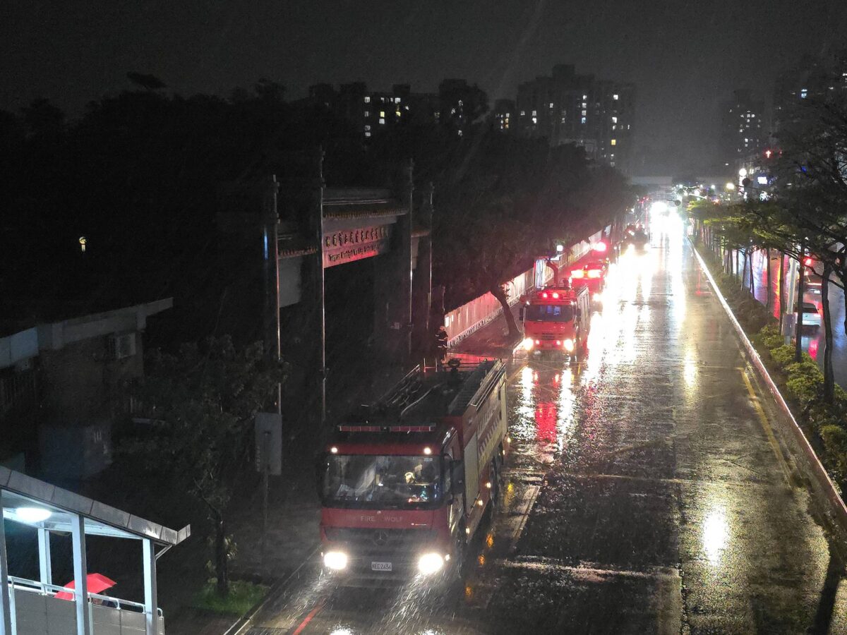 桃園某高中深夜竄火光?消防爬梯揭烏龍:僅是教室橘燈 665730922 27429860593269434 8338858262428503185 n