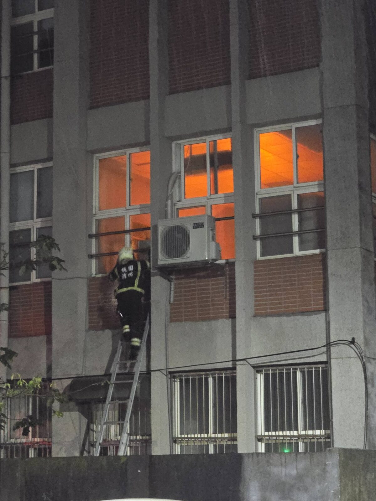 桃園某高中深夜竄火光?消防爬梯揭烏龍:僅是教室橘燈 665980723 27429850906603736 7550725604825313600 n