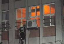 桃園某高中深夜竄火光?消防爬梯揭烏龍:僅是教室橘燈 桃園某高中深夜竄火光?消防爬梯揭烏龍:僅是教室橘燈