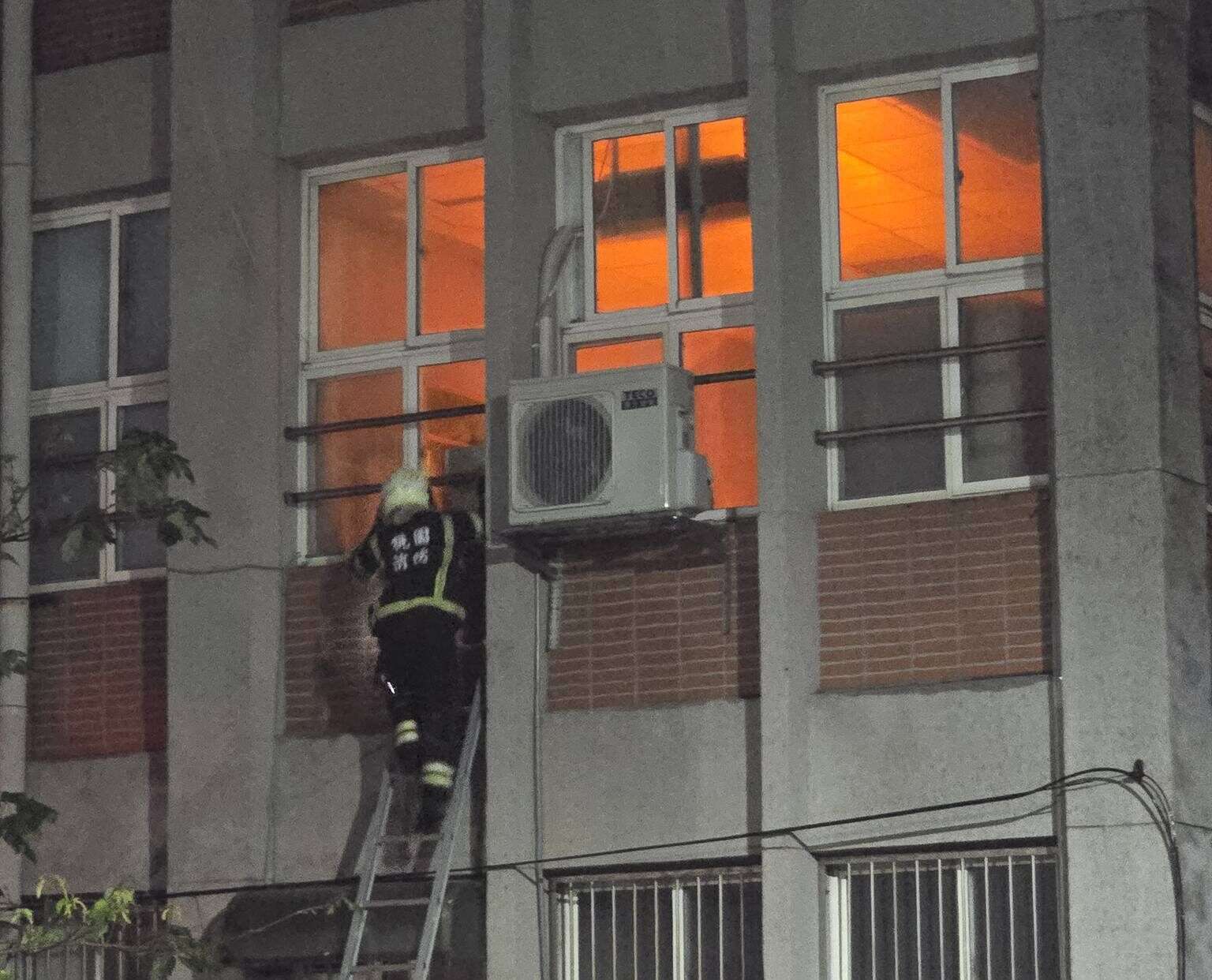 桃園某高中深夜竄火光？消防爬梯揭烏龍：僅是教室橘燈