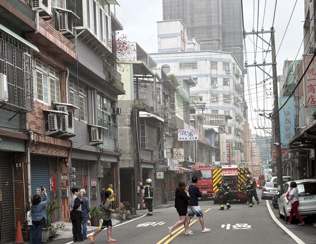 桃園民宅神明廳中午竄火舌！桃消緊急出動5分鐘化解危機