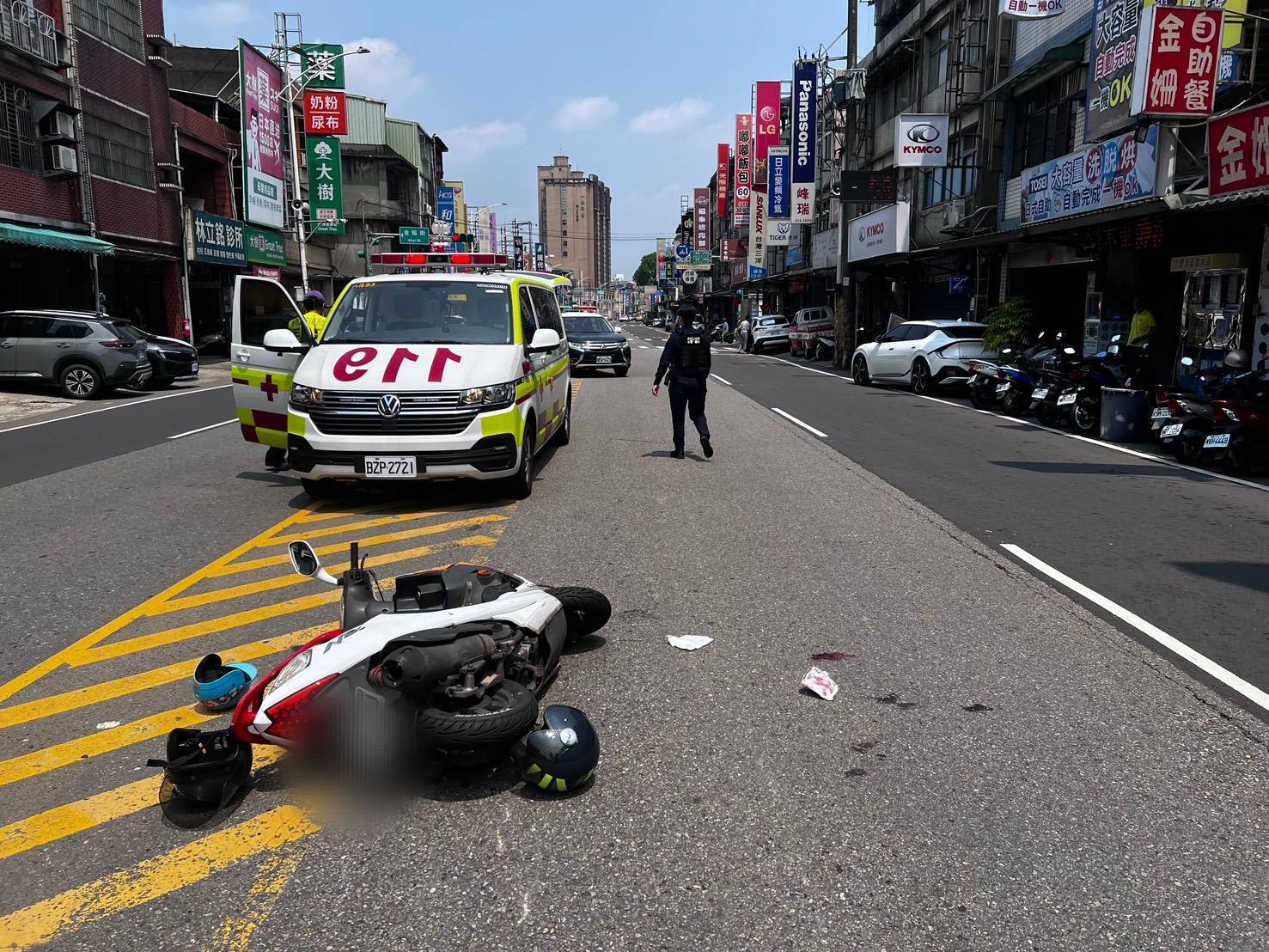 驚險!婦人圖方便強穿越馬路 騎士反應不及碰撞倒地 驚險!婦人圖方便強穿越馬路 騎士反應不及碰撞倒地