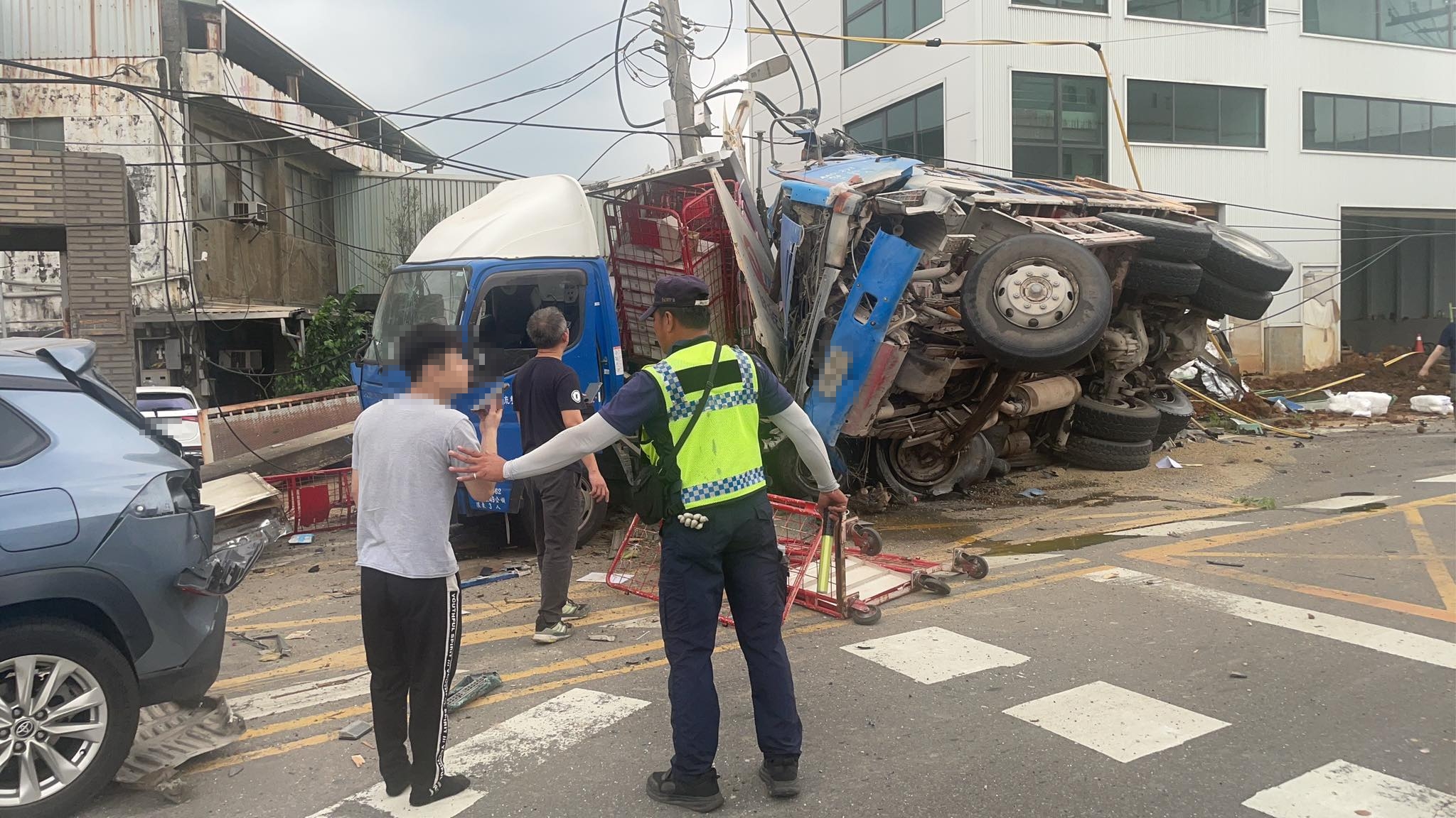 鶯歌追撞毀10車7送醫 駕駛稱煞車失靈圍牆都撞垮!排除酒毒駕 鶯歌追撞毀10車7送醫 駕駛稱煞車失靈圍牆都撞垮!排除酒毒駕