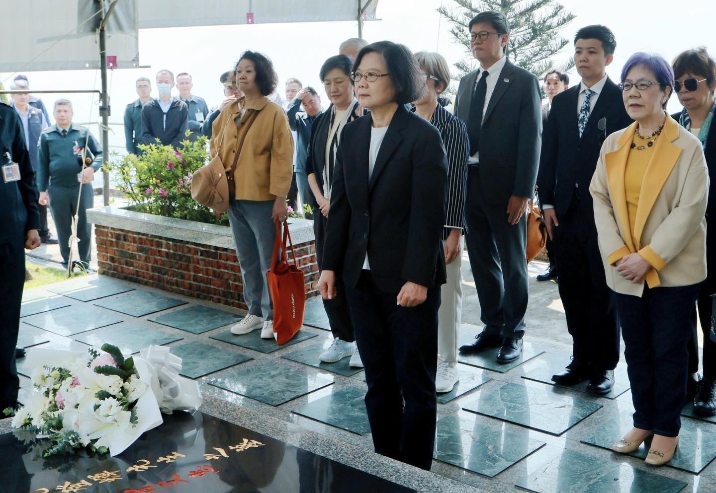 清明追思李登輝、史明 蔡英文:把民主自由傳下去讓台灣走更遠 清明追思李登輝、史明 蔡英文:把民主自由傳下去讓台灣走更遠