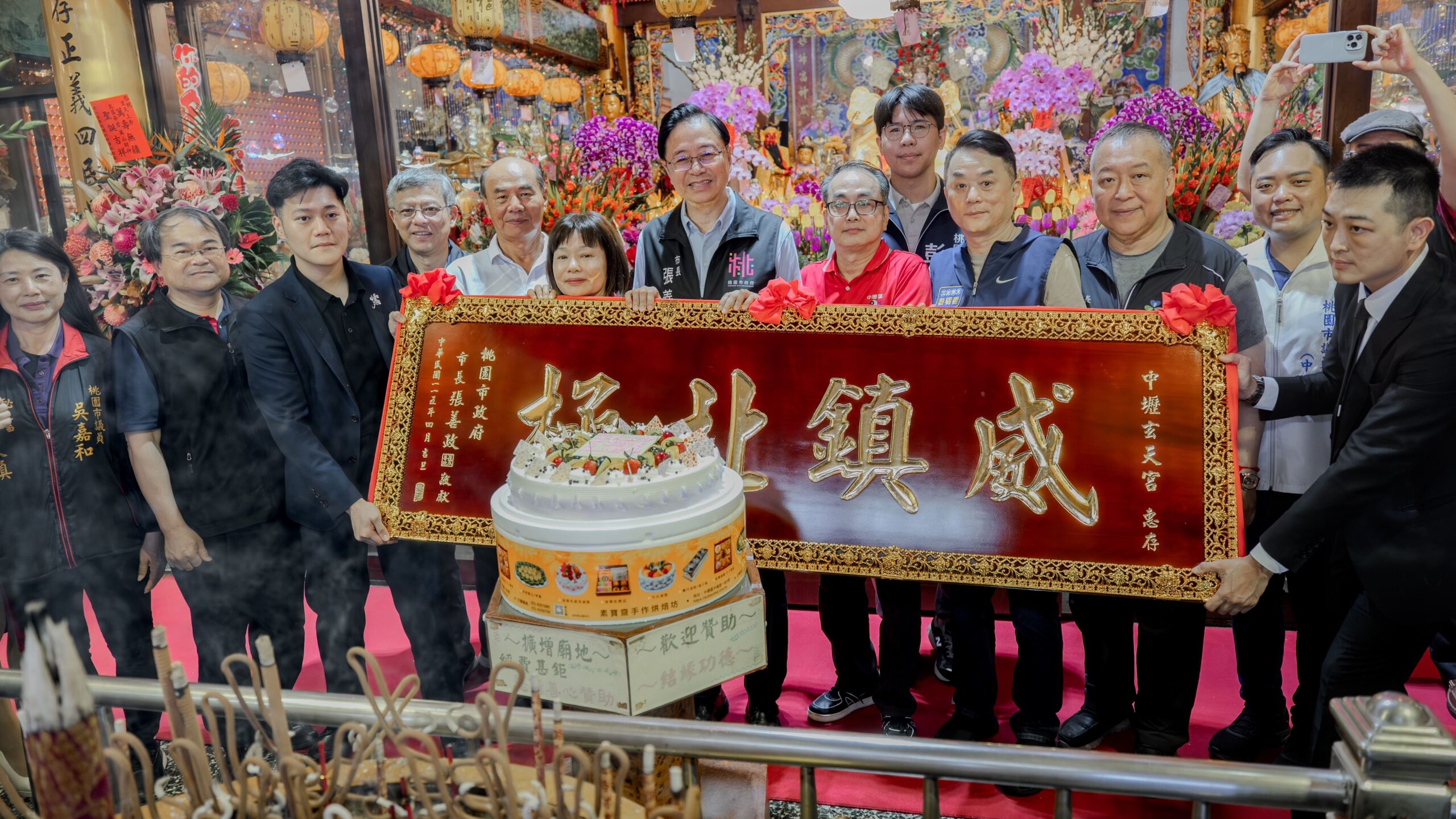 玄天上帝聖誕！張善政中壢參香贈匾 肯定2宮廟發揚穩定人心力量