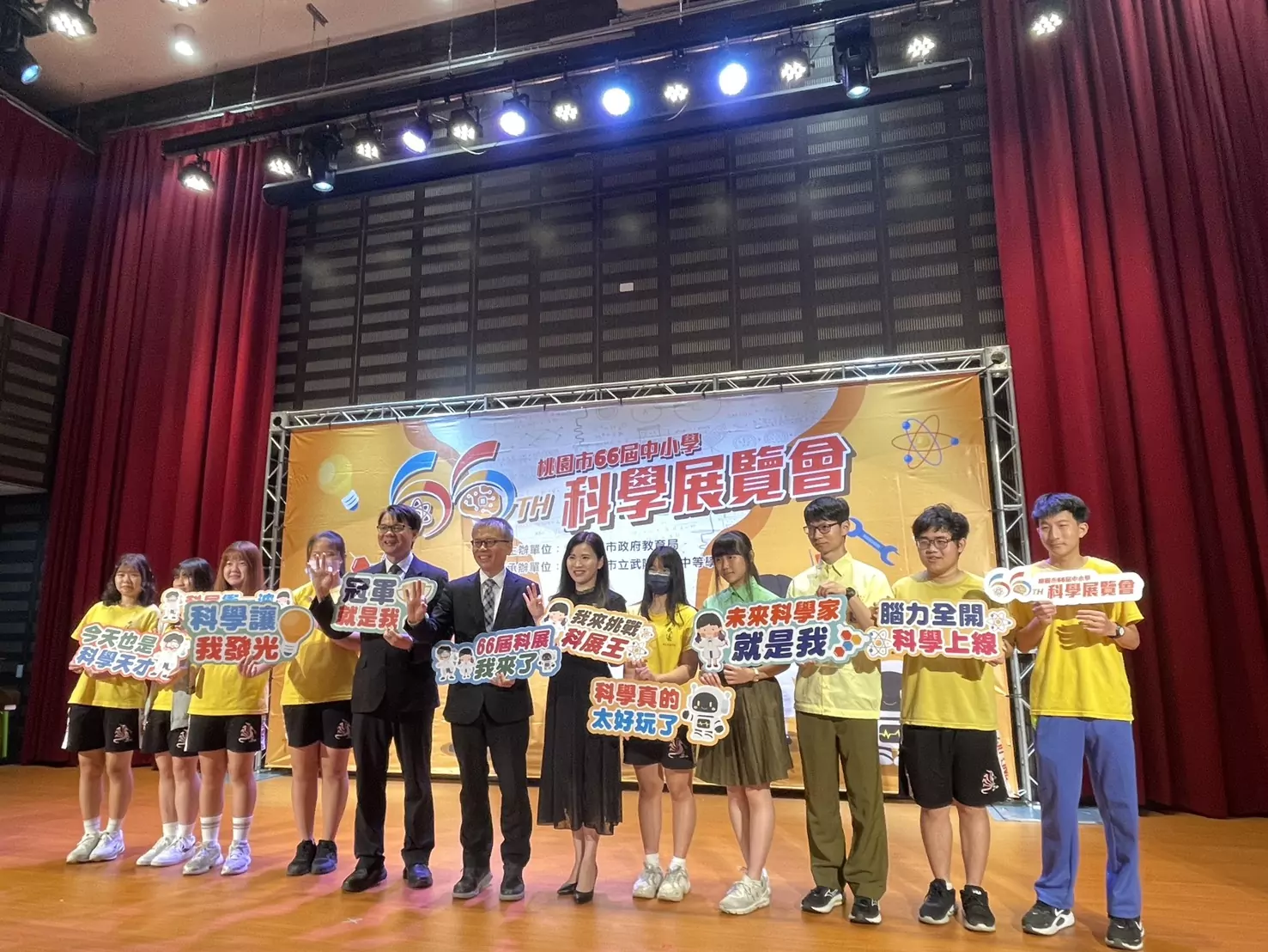 桃園科展決賽展現學子創新思維 將選出48件作品進軍全國賽 桃園科展決賽展現學子創新思維 將選出48件作品進軍全國賽