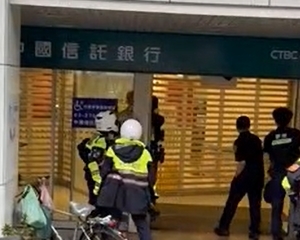 北市大安區爆搶案!歹徒持槍衝銀行搶劫 挾持行員遭壓制逮捕 北市大安區爆搶案!歹徒持槍衝銀行搶劫 挾持行員遭壓制逮捕