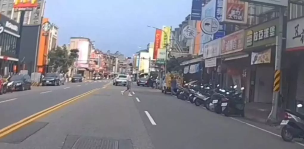 馬路變擂台!蘆竹阿伯不滿違規過馬路被攔下 竟攻擊警察 馬路變擂台!蘆竹阿伯不滿違規過馬路被攔下 竟攻擊警察