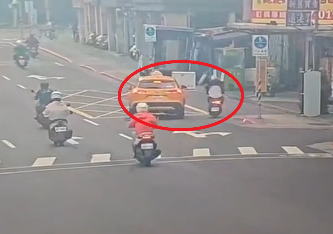 計程車迴轉再右轉 男騎士閃避慘撞冰箱、號誌雙腿嚴重骨折 計程車迴轉再右轉 男騎士閃避慘撞冰箱、號誌雙腿嚴重骨折