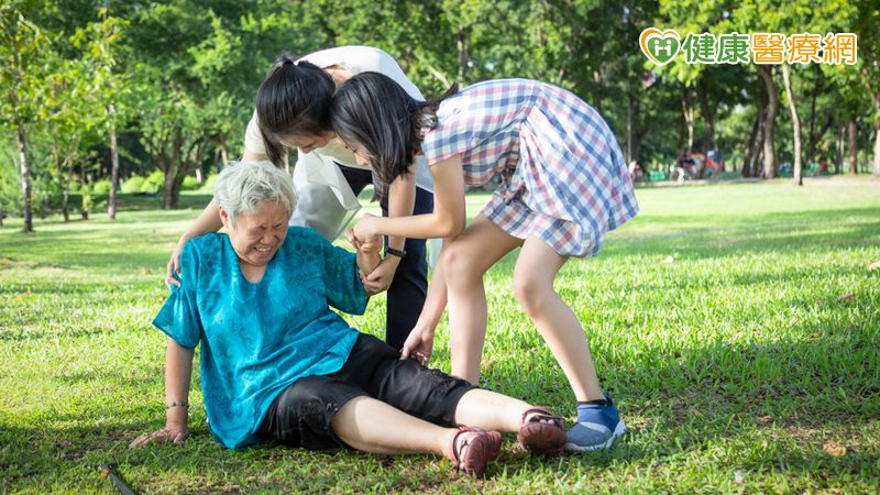 80歲婦跌一跤「二度骨折」!醫警告:2因素讓跌倒風險暴增 80歲婦跌一跤「二度骨折」!醫警告:2因素讓跌倒風險暴增