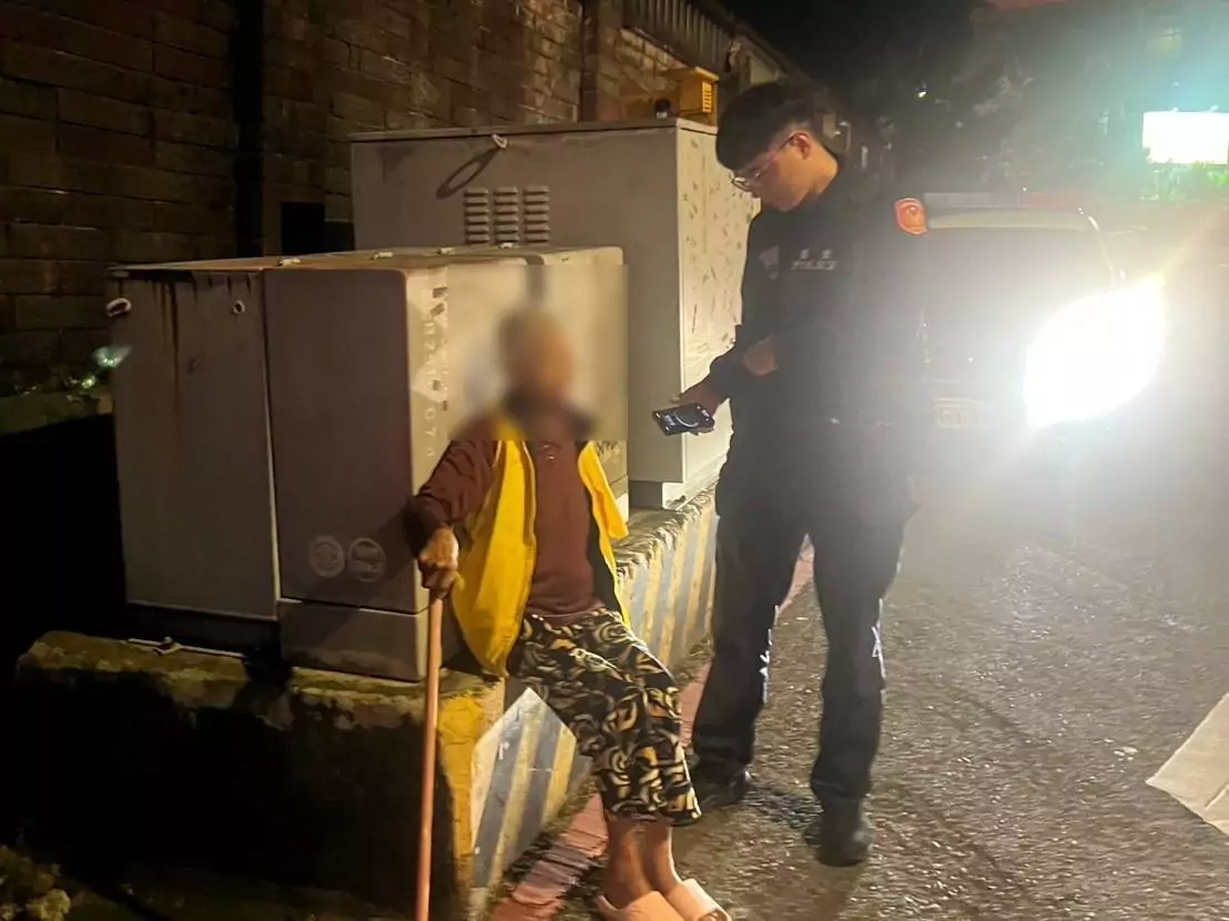 8旬老婦深夜迷途獨坐變電箱旁 平鎮警巡邏伸援護送返家 8旬老婦深夜迷途獨坐變電箱旁 平鎮警巡邏伸援護送返家