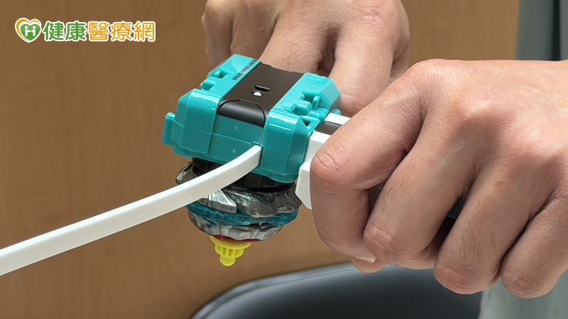 年輕戰鬥陀螺玩家「發射」過度 手腕拉傷囧成「陀螺傷兵」 年輕戰鬥陀螺玩家「發射」過度 手腕拉傷囧成「陀螺傷兵」