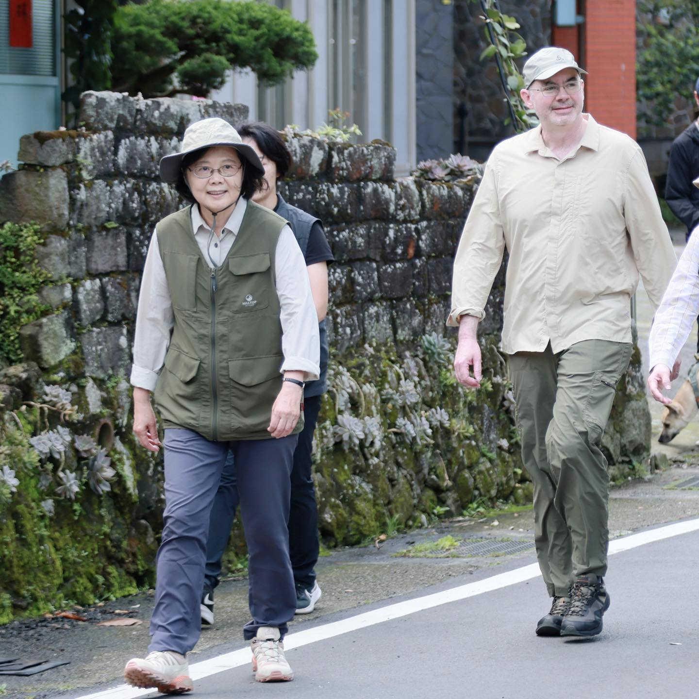 蔡英文登山夥伴+1!與谷立言漫步山林 比喻台美關係如爬山 蔡英文登山夥伴+1!與谷立言漫步山林 比喻台美關係如爬山