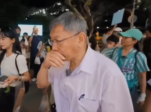 柯文哲逢甲夜市遭辣椒水攻擊 波及周邊民眾狂咳 柯文哲逢甲夜市遭辣椒水攻擊 波及周邊民眾狂咳