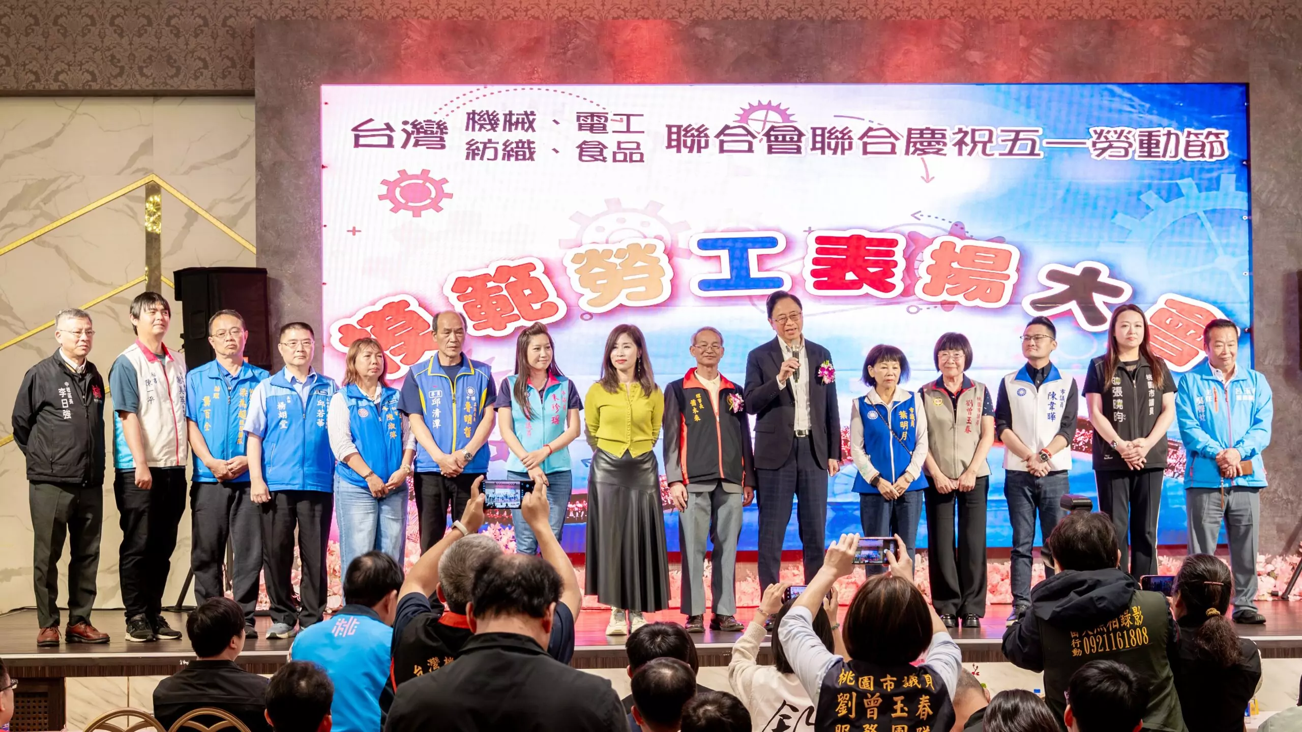 張善政表揚桃園4大工會110模範勞工 讚推動國家經濟的重要力量 張善政表揚桃園4大工會110模範勞工 讚推動國家經濟的重要力量