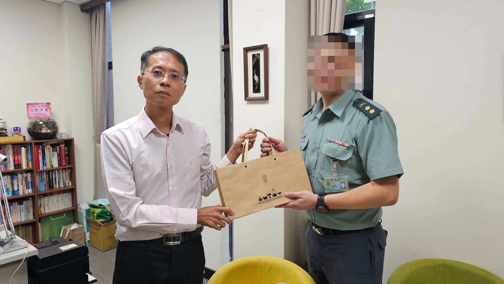 毒郵包寄進軍營!金門守備大隊長涉案 金防部:已停職並送辦 毒郵包寄進軍營!金門守備大隊長涉案 金防部:已停職並送辦