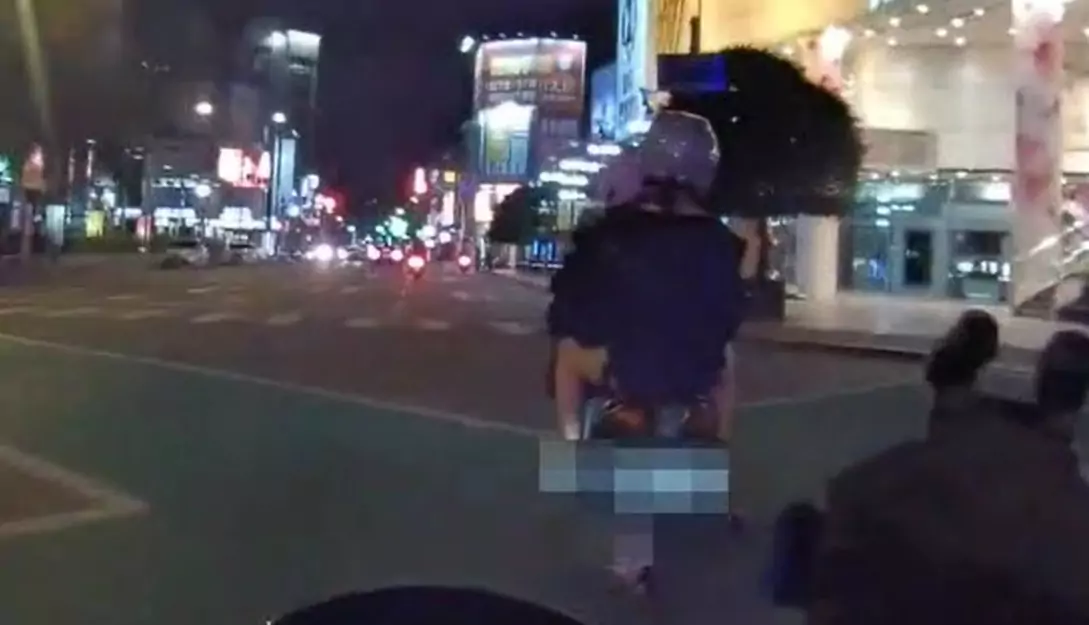超糗!中壢男無照騎改裝車把妹 逞威拒檢狼狽下場曝光 超糗!中壢男無照騎改裝車把妹 逞威拒檢狼狽下場曝光
