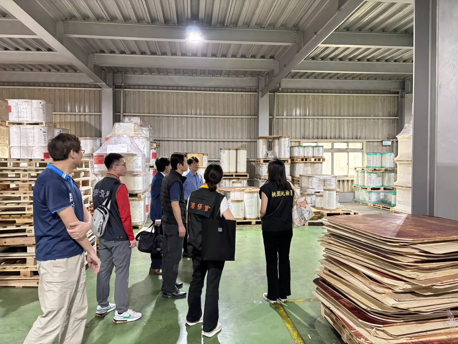 全台爆塑膠袋之亂!桃園法務局消保官出擊 稽查異常囤貨、聯合漲價 全台爆塑膠袋之亂!桃園法務局消保官出擊 稽查異常囤貨、聯合漲價