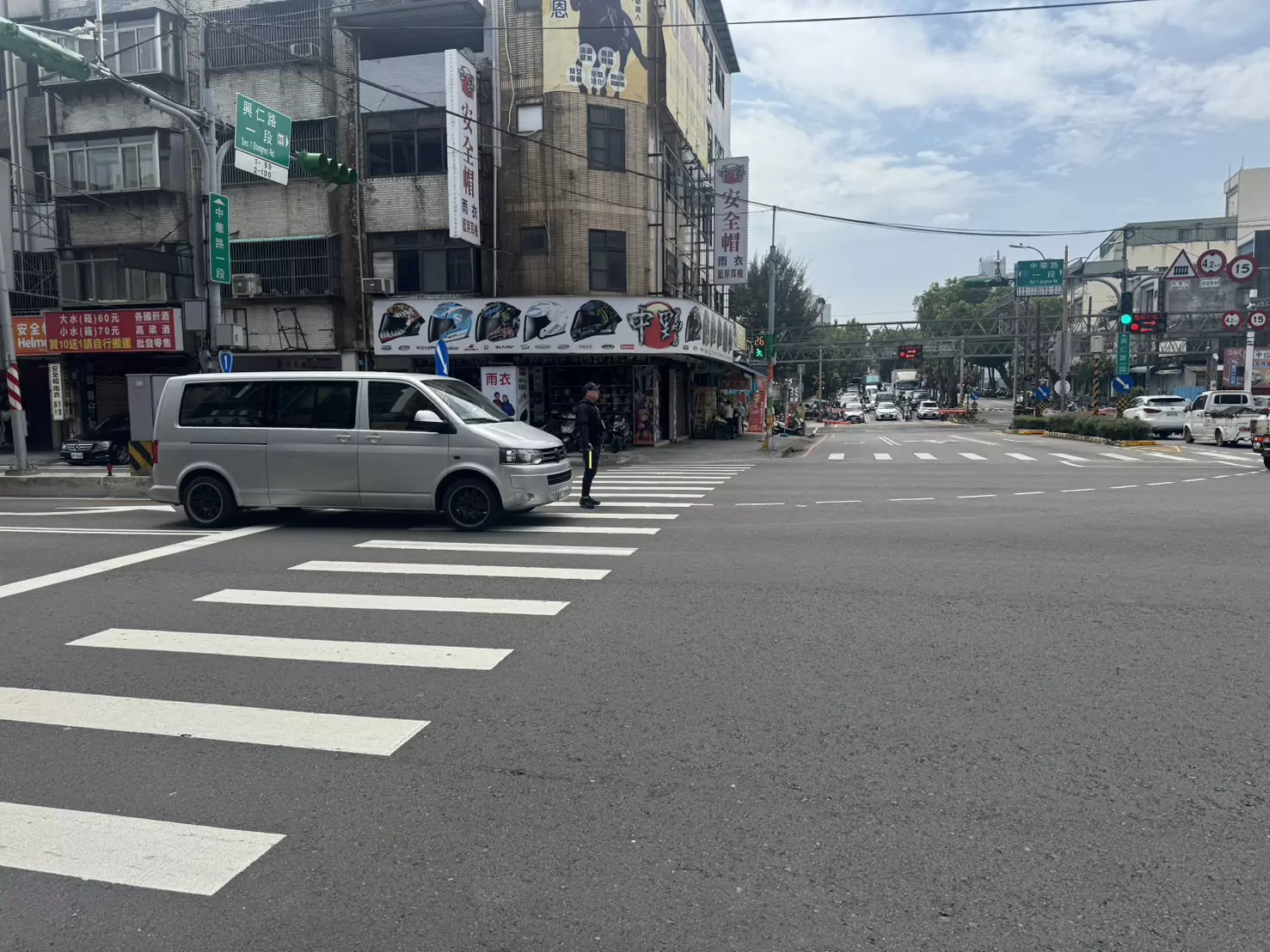 內壢車站施工中華路塞車惹民怨 壢警強化交通疏導 內壢車站施工中華路塞車惹民怨 壢警強化交通疏導