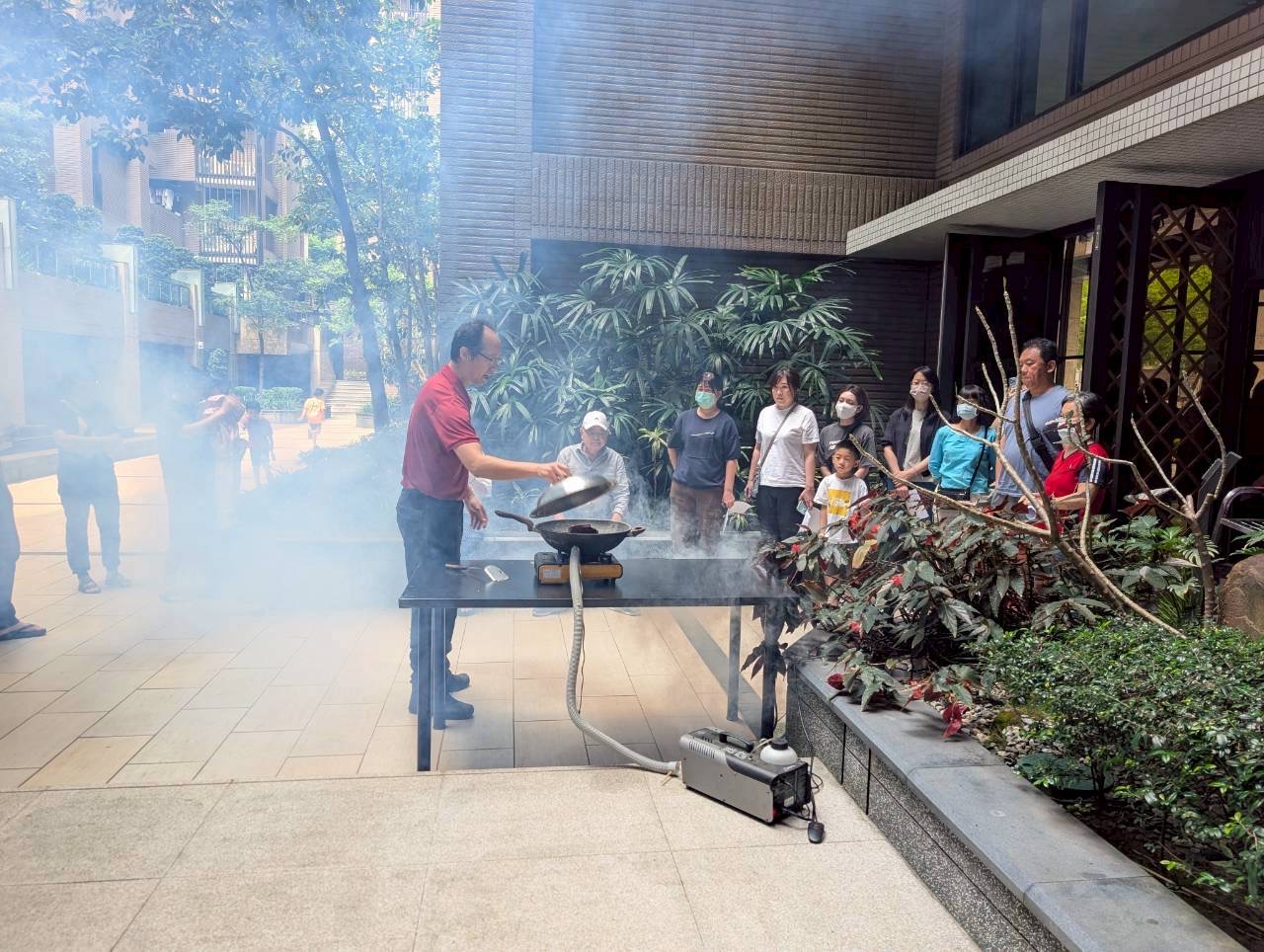 煮飯起火別用水沖!桃消迴龍分隊深入社區 親授滅火神技 煮飯起火別用水沖!桃消迴龍分隊深入社區 親授滅火神技