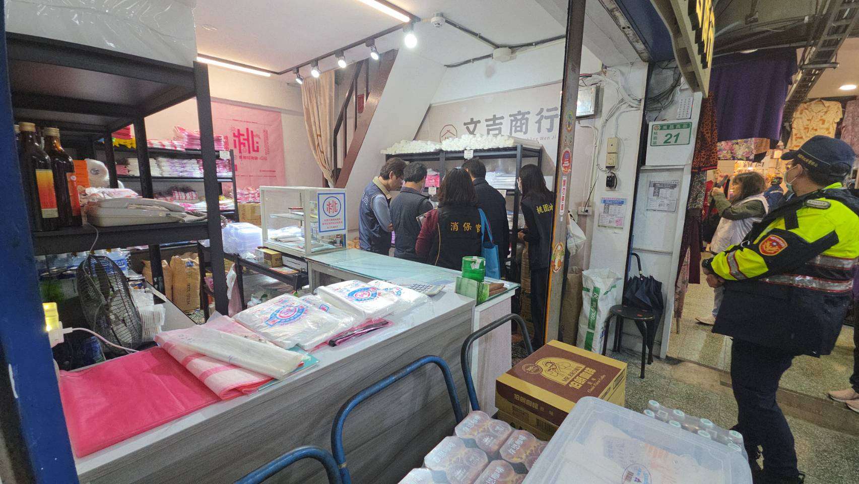 國際戰事衝擊石化原料 桃檢深入三市場嚴查囤積 國際戰事衝擊石化原料 桃檢深入三市場嚴查囤積