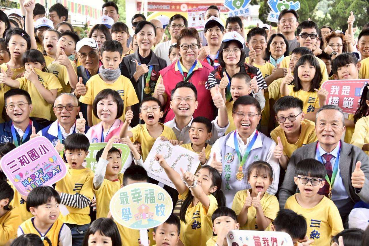 親繪LOGO賀三和國小80周年 蘇俊賓驚喜贈「這物」挺招生 親繪LOGO賀三和國小80周年 蘇俊賓驚喜贈「這物」挺招生