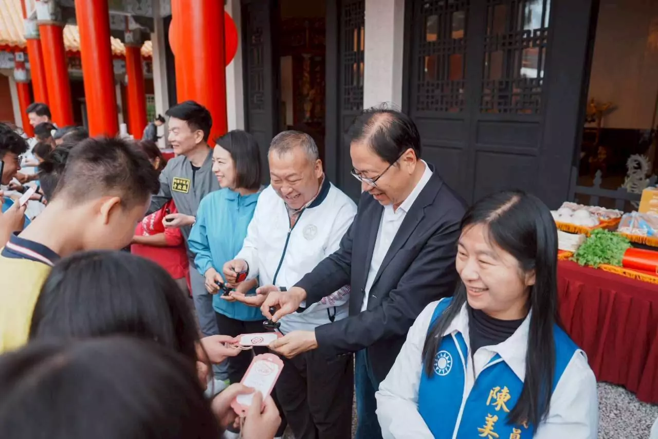 包糕粽齊上桌!桃園孔廟祈福儀式登場 助會考生安心應試 包糕粽齊上桌!桃園孔廟祈福儀式登場 助會考生安心應試