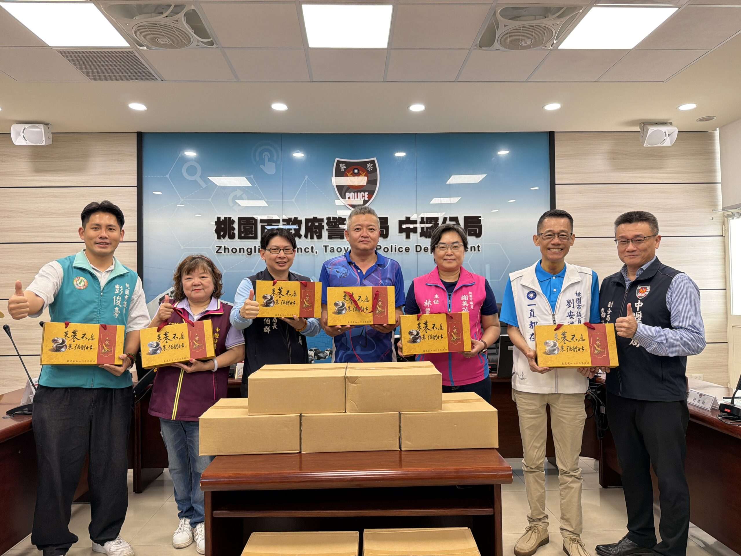 力挺中壢警維安補元氣 源春中藥行暖贈4千瓶人蔘液 力挺中壢警維安補元氣 源春中藥行暖贈4千瓶人蔘液