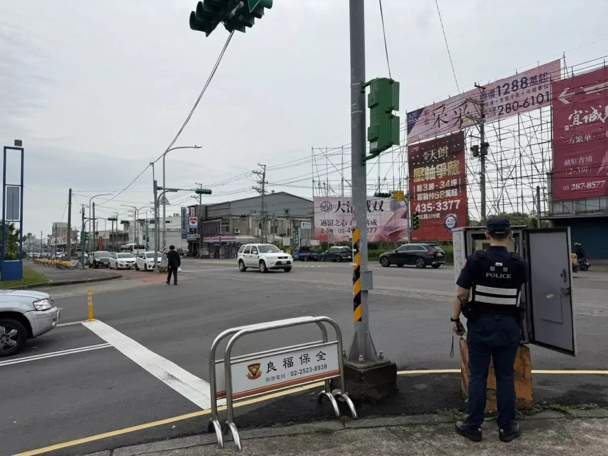 萬步健走響應節能減碳 中壢警駐點宣導 龍岡交管維安全 S 22855709
