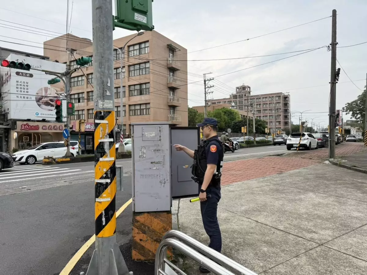 萬步健走響應節能減碳 中壢警駐點宣導 龍岡交管維安全 S 22855710