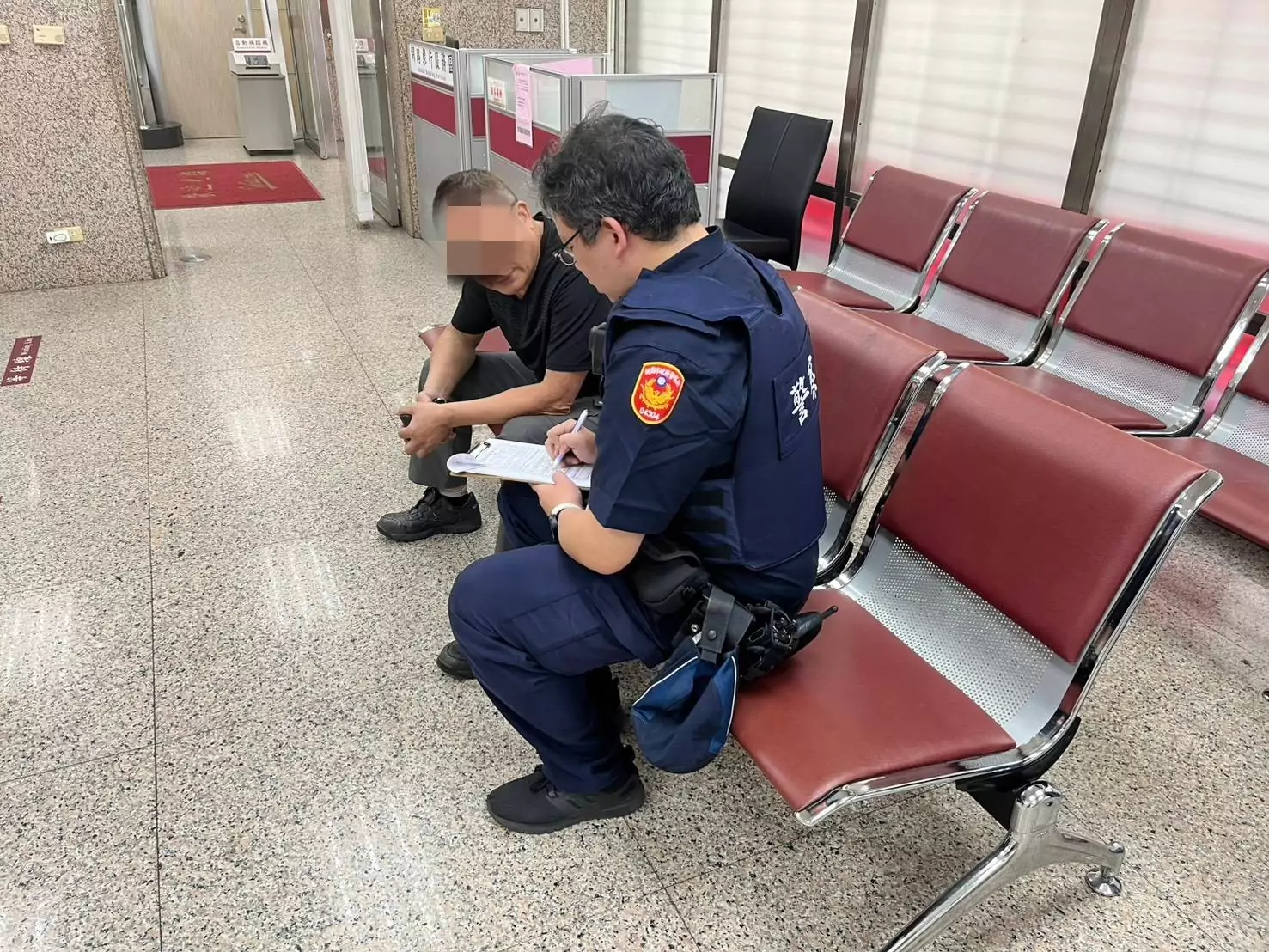 內壢阿伯發財夢碎!聽從詐團指示買黃金投資 警銀苦勸他打消念頭 S 23076975 0