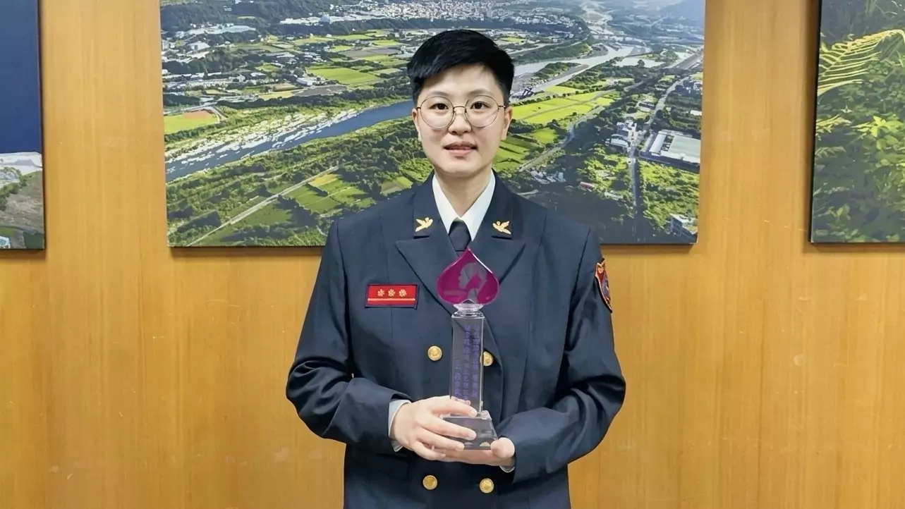 巧固球國手變身消防女力 八德分隊吳安怡倡導職場平權獲頒金桃獎 S 38150157 0