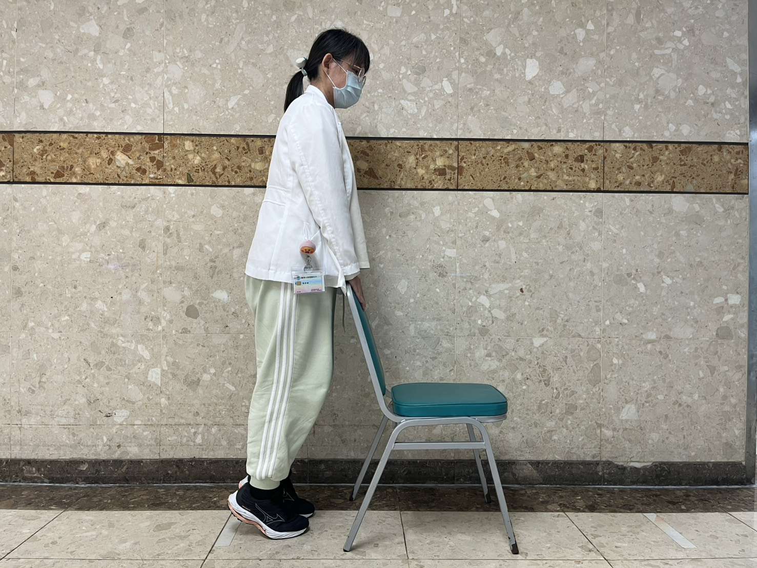 延緩失能!北榮桃分院傳授3招 桌椅、水壺練出好體力 延緩失能!北榮桃分院傳授3招 桌椅、水壺練出好體力