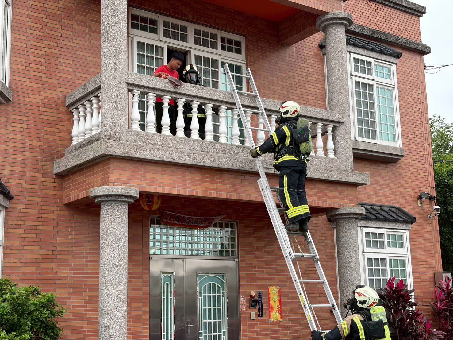 大竹消防分隊強化窄巷搶救力 模擬透天厝失火逼真演練 大竹消防分隊強化窄巷搶救力 模擬透天厝失火逼真演練