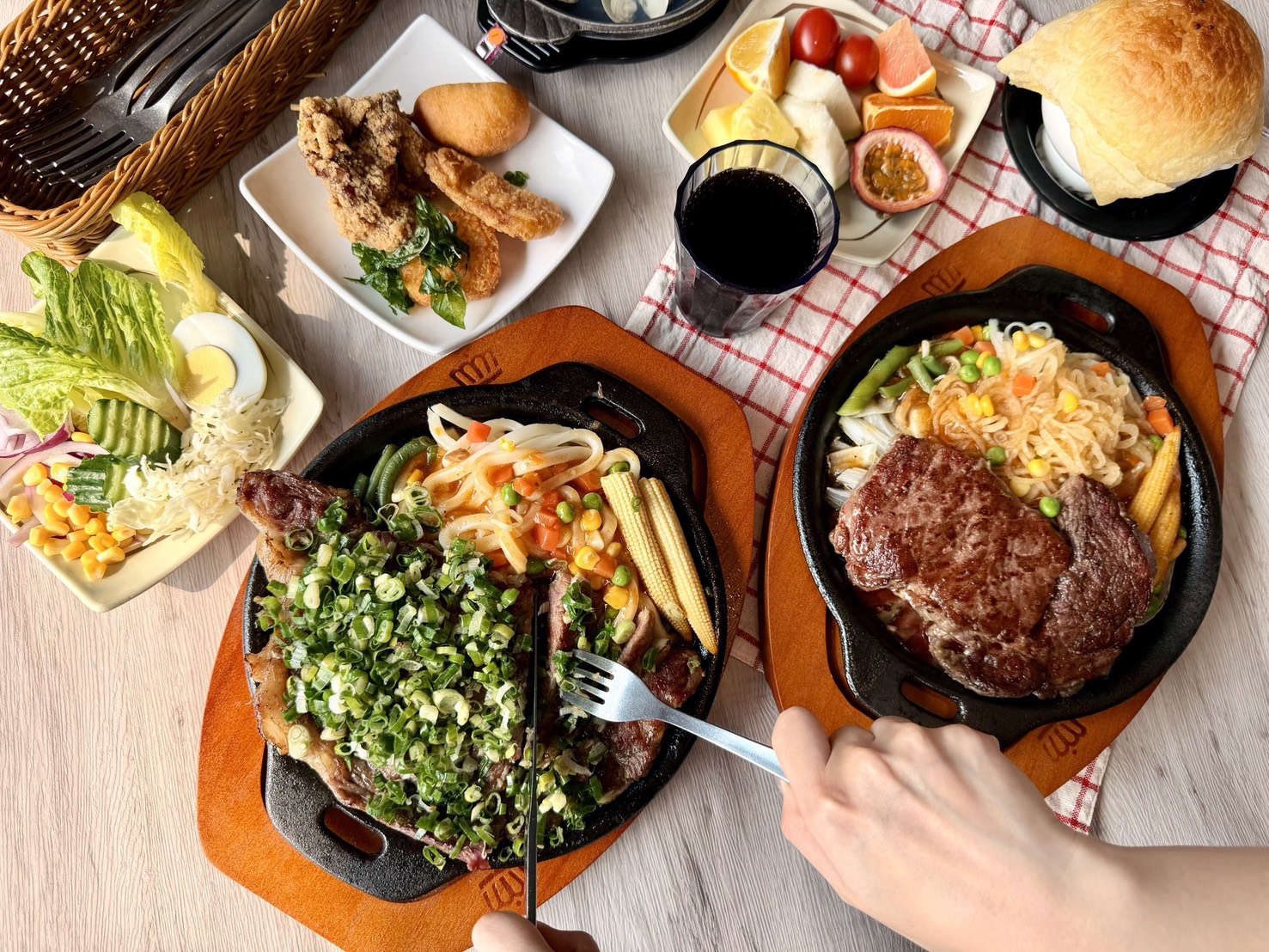 貴族世家 × 孫東寶 4月聯手出擊!「雙蔥大對決」火熱登場:青蔥、洋蔥營養雙響炮,鐵板牛排美味再進化 S 72867868 0