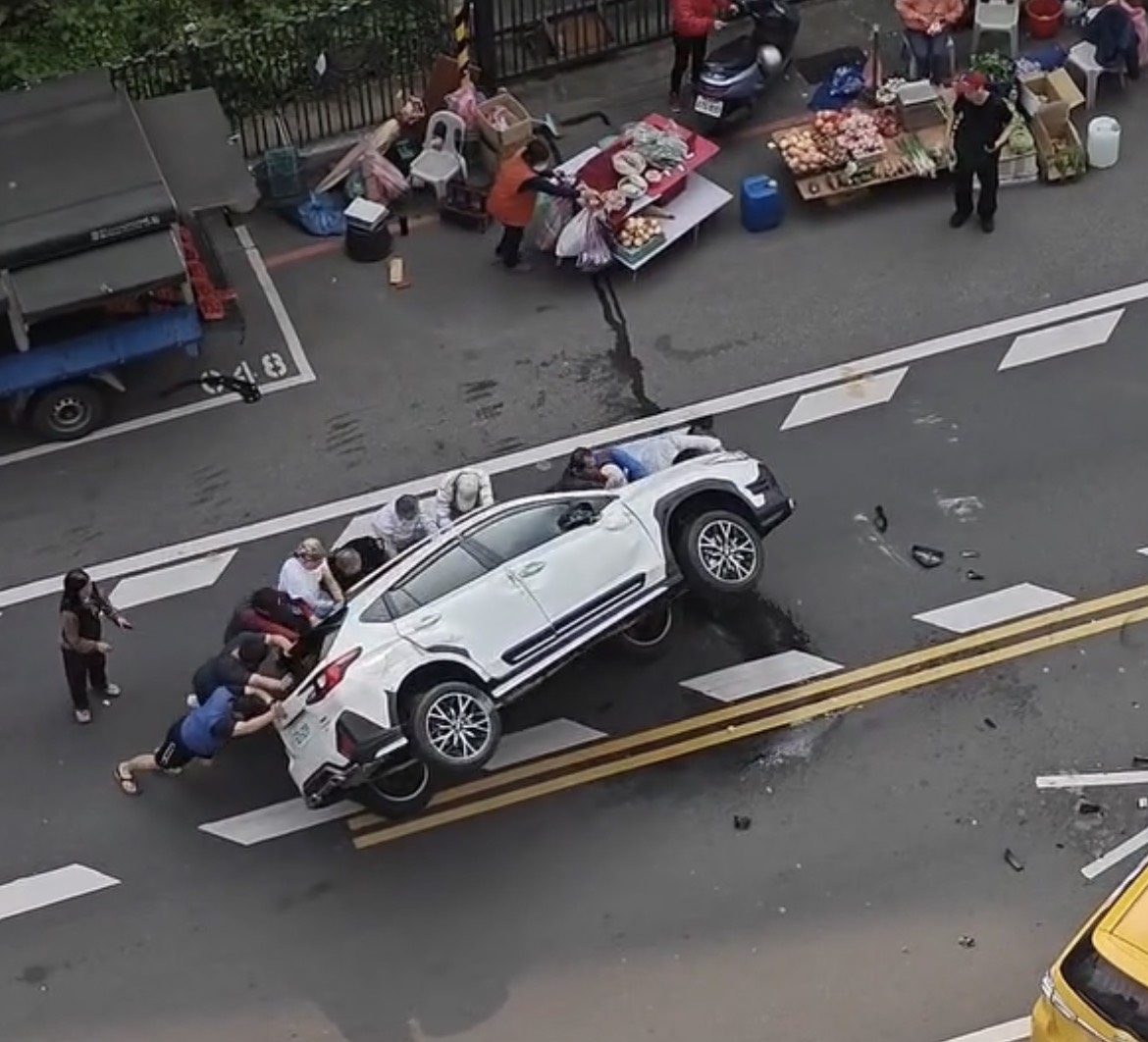 【有片】大業路車禍驚魂!白車逆撞小黃「騰空翻一圈」驚悚畫面曝 S 80470020